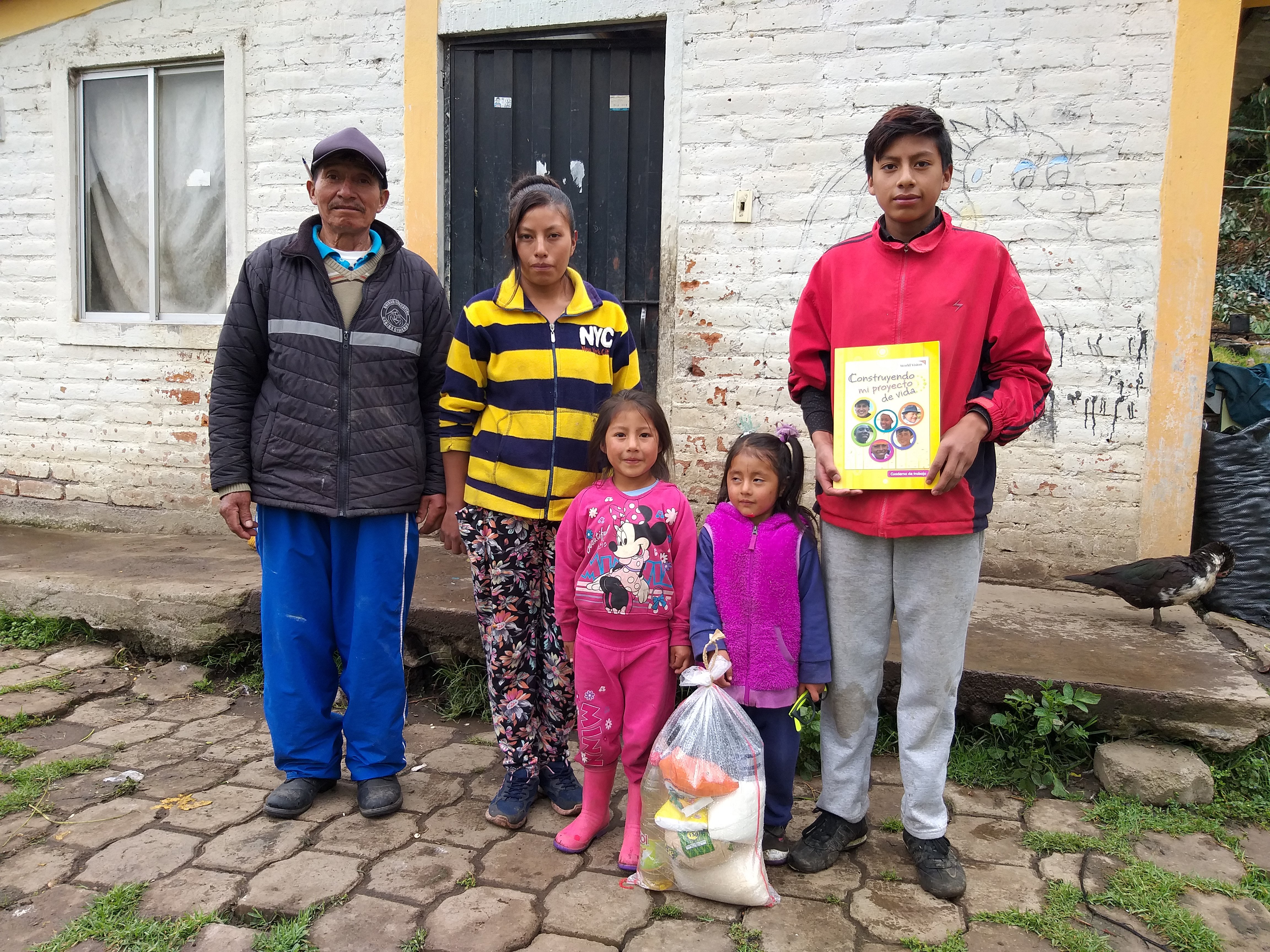 Familias enteras se benefician de kits de alimentación